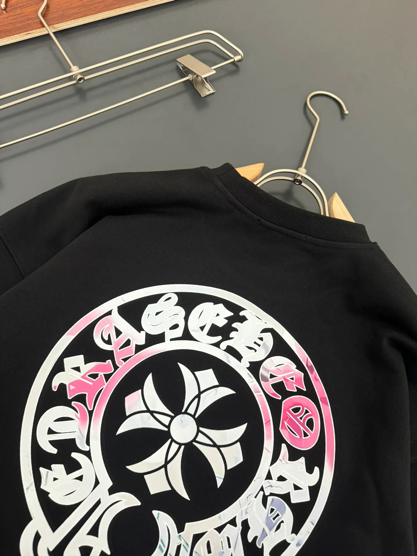 P240 Chrome Hearts*Chrome Hearts* The latest round-neck fashionable long-sleeved sweatshirt for autumn and winter, with printed logo design and 400 grams of pure cotton fabric! It is close to the skin and comfortable, durable and easy to wear. The original factory craftsmanship is meticulous. It is a must-have for casual wear. Size S M L XL XXL